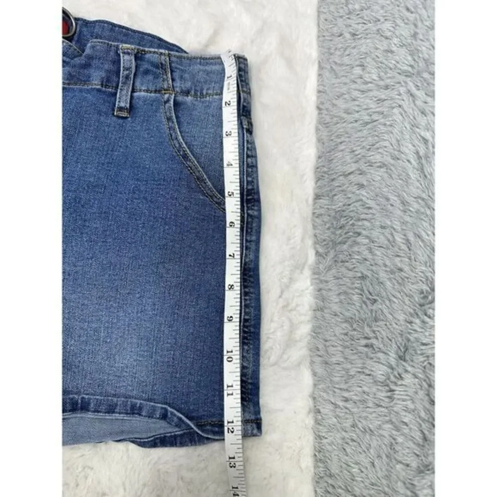 GUESS Women Mid-Rise Zip Front‎ Denim Shorts Size 29